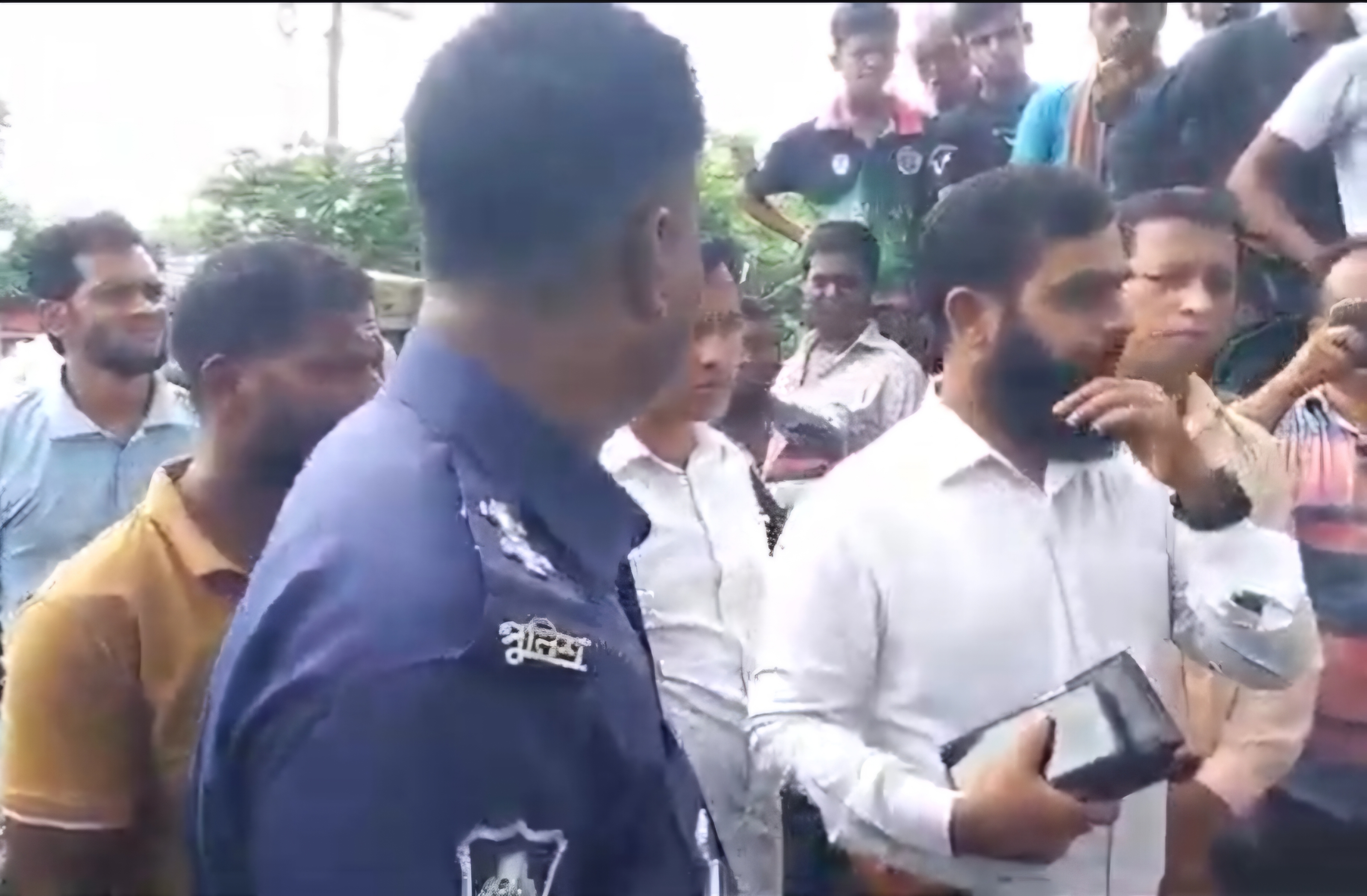 চাষীদের বঞ্চিত করে ব্যবসায়ীর কাছে সার বিক্রি, মুজিবনগরে বিসিআিইসি ডিলারকে জরিমানা
