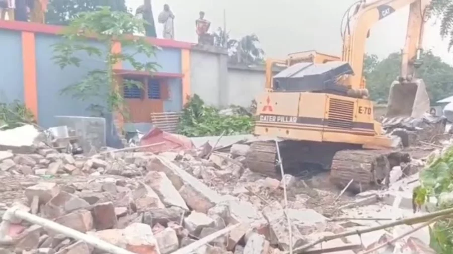 প্রথম স্ত্রীকে নিয়ে বিদেশে স্বামী, ভেকু দিয়ে বাড়ি গুঁড়িয়ে দিলেন দ্বিতীয় স্ত্রী