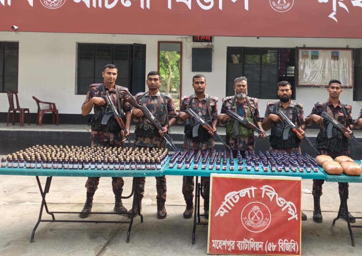 মহেশপুর সীমান্তে বিজিবির পৃথক অভিযানে মদ, ফেন্সিডিল, গাঁজা ও বিপুল পরিমাণ ভারতীয় ওষুধ উদ্ধার