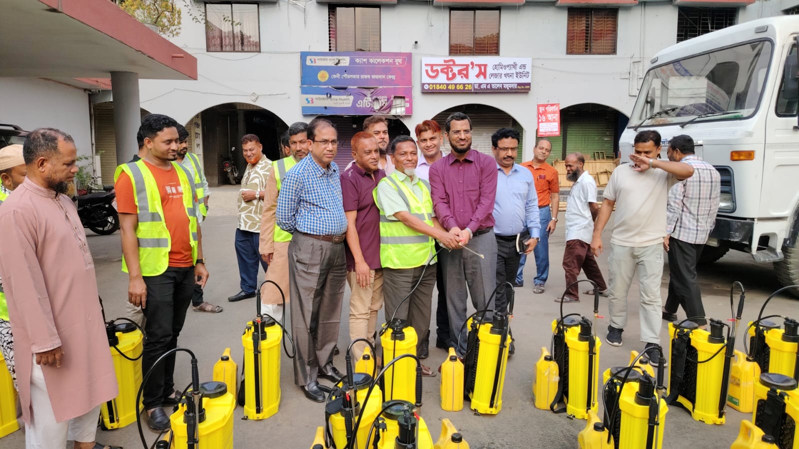 ফেনীর পৌরসভার ১৮ টি ওয়ার্ডে মশার ঔষুধ ও স্প্রে মেশিন বিতরণ