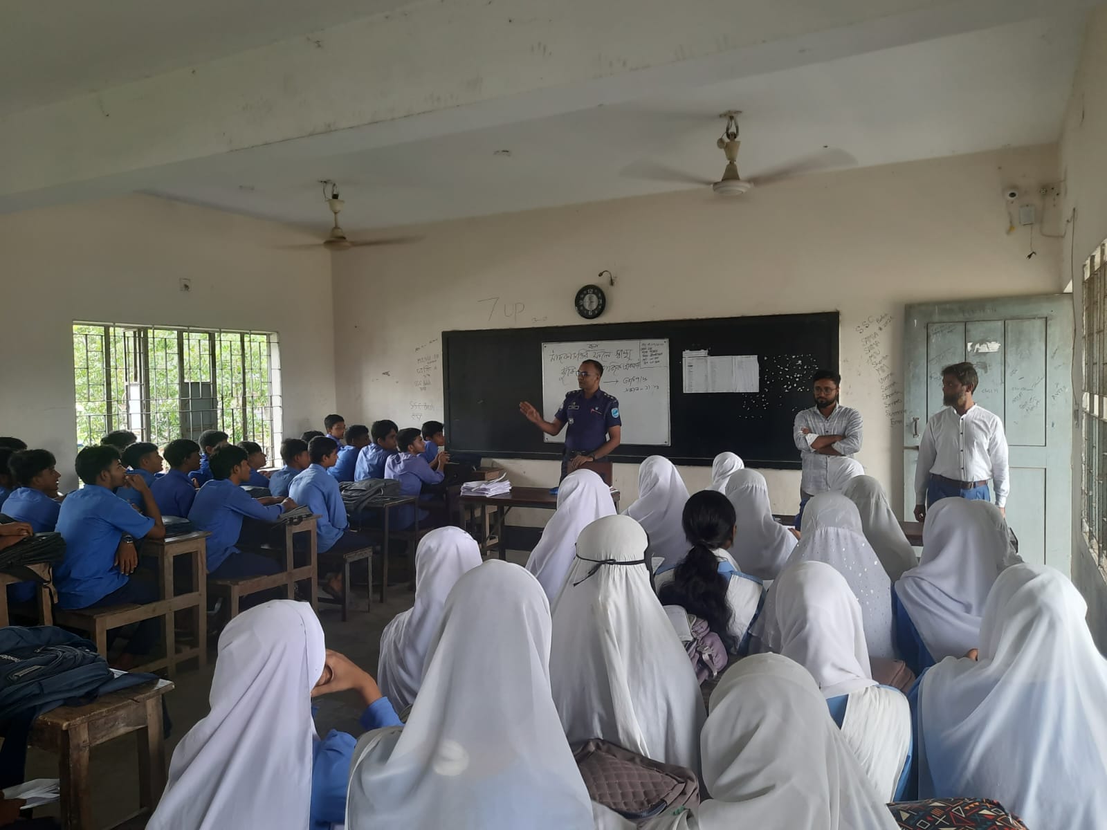 শিক্ষার্থীদের নিজের অধিকার জানালেন সহকারী পুলিশ সুপার দেবব্রত সরকার