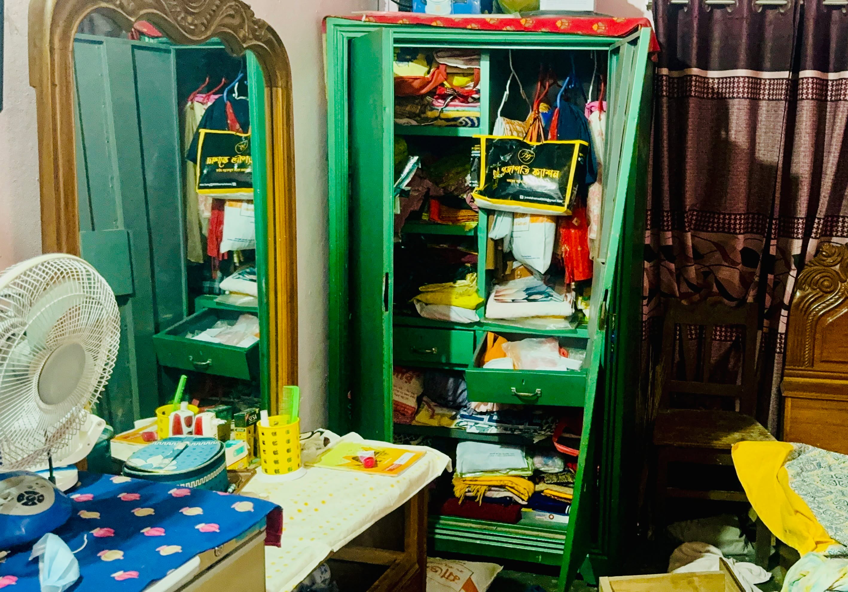 সিংড়ায় বাড়ির জানালা ভেঙে ১০ লাখ টাকা ও ৮ ভরি স্বর্ণালংকার লুট
