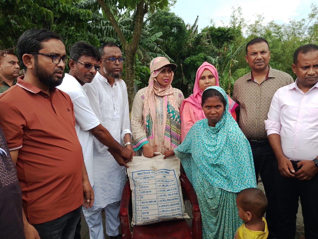 কুড়িগ্রামে বন্যার্ত ১৬০ পরিবারকে শুকনো খাবার দিল প্রশাসন