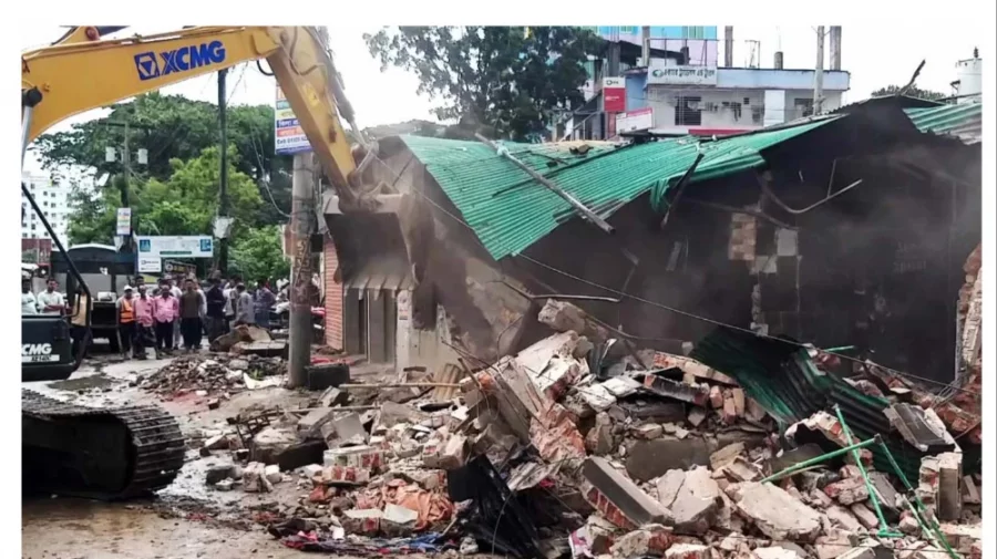 ফেনীতে আ. লীগের কার্যালয় ভেঙে গুঁড়িয়ে দিয়েছে প্রশাসন
