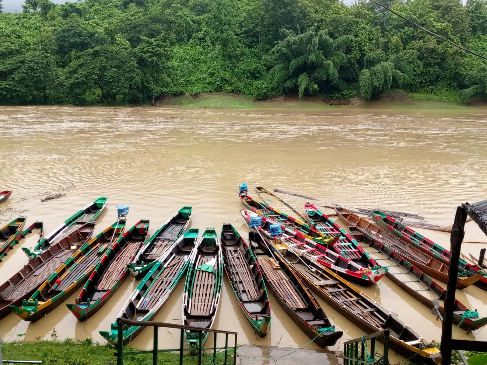 নাফাখুম থেকে ফিরেছেন ৭০ পর্যটক, অমিয়াখুমে আটকা আরও ১৮