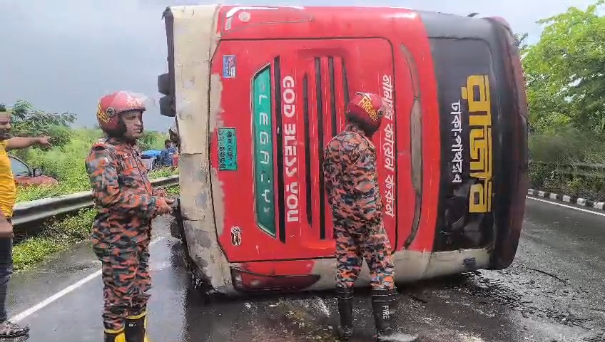 ঢাকা-মাওয়া এক্সপ্রেসওয়েতে যাত্রীবাহী বাস উল্টে আহত-৭