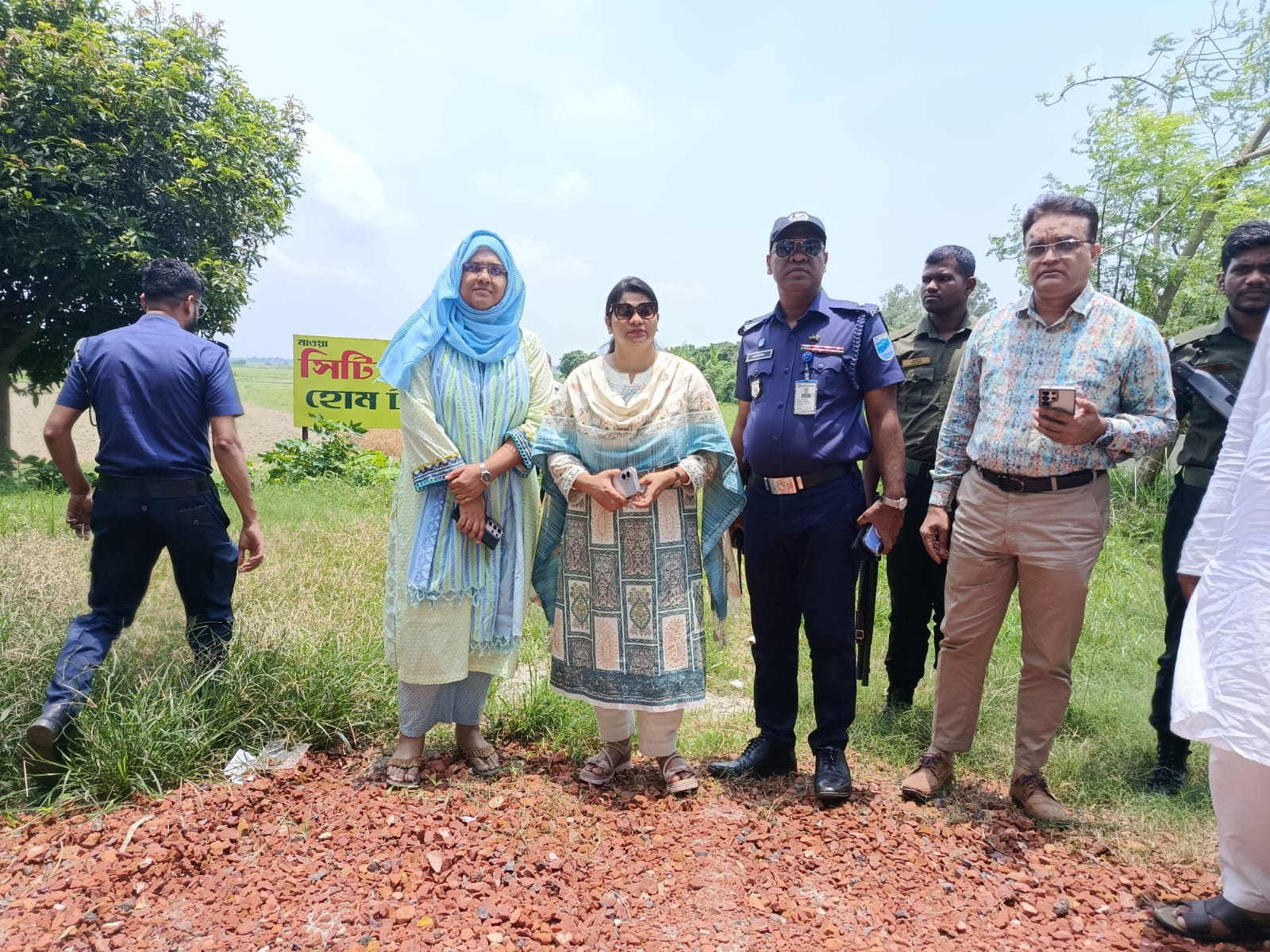 সিরাজদিখানে অনুমোদনহীন আবাসন প্রকল্পের সাইনবোর্ড অপসারণে ভ্রাম্যমাণ অভিযান