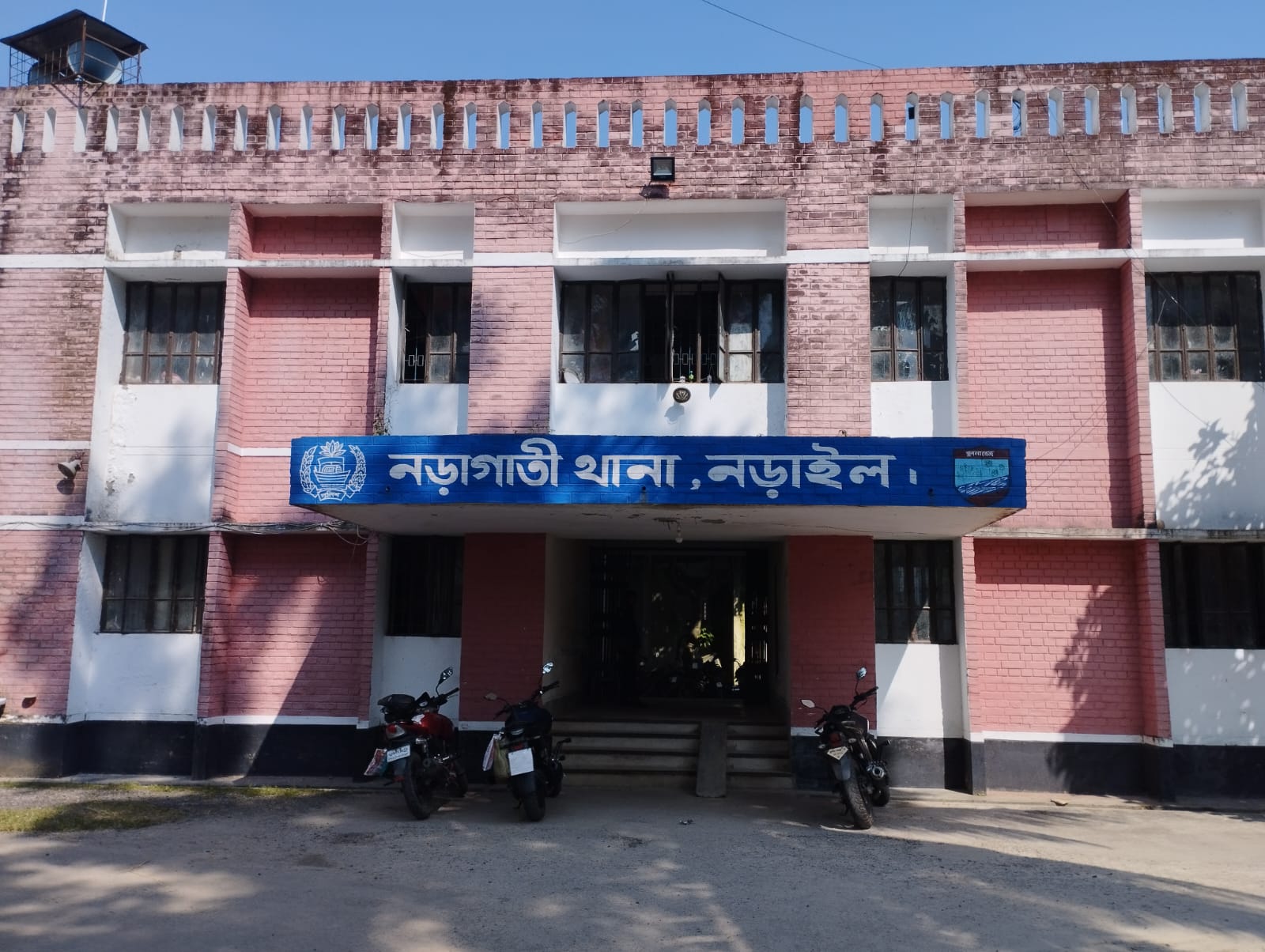 তথ্য না দেওয়া নড়াইল মৎস অসিফারের কক্ষ ভাঙচুরে থানায় মামলা