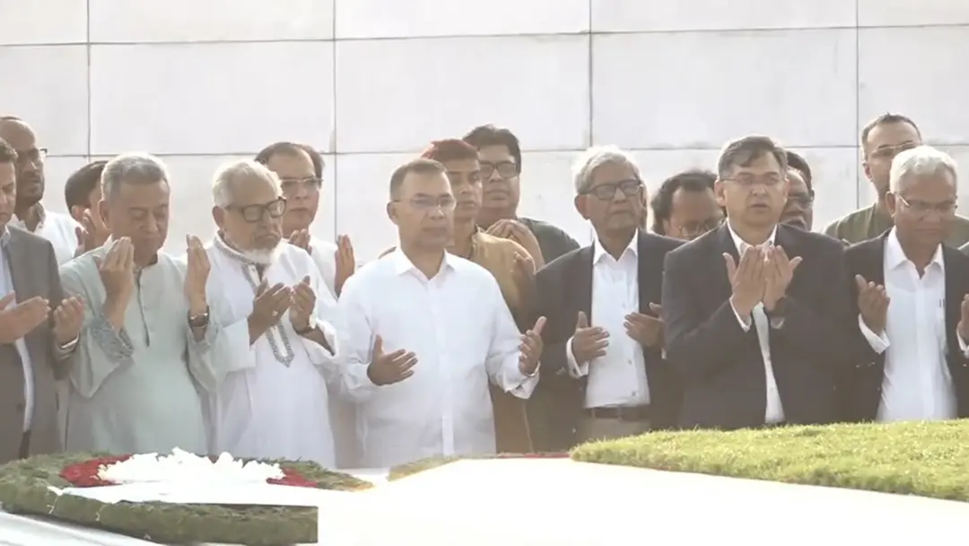জিয়াউর রহমান ও খালেদা জিয়ার সমাধিতে তারেক রহমানের শ্রদ্ধা