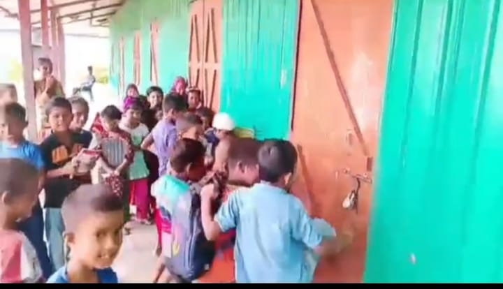 বিদ্যালয়ে শিক্ষকদের অনুপস্থিতি ক্ষুব্ধ শিশু শিক্ষার্থীদের প্রতিবাদ