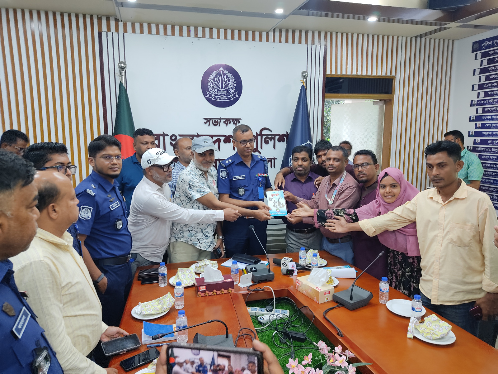 মৌলভীবাজারের নবাগত পুলিশ সুপার মো. মনিরুল ইসলামের সাথে অনলাইন প্রেসক্লাবের মতবিনিময়
