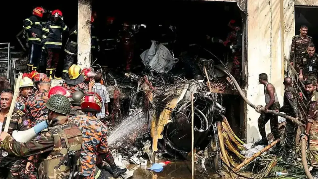 মাইলস্টোন ট্র‍্যাজেডি : ড. ইউনূসসহ ১৬ জনের বিরুদ্ধে মামলার আবেদন