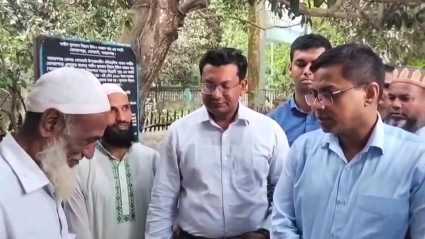 সোনারগাঁয়ে সুলতান গিয়াস উদ্দিন আযম শাহ্'র মাজার পরিদর্শনে জেলা প্রশাসক