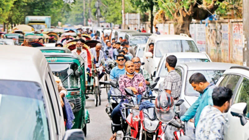 তেল নিতে হাহাকার, যানজটে থমকে ঢাকার জীবন