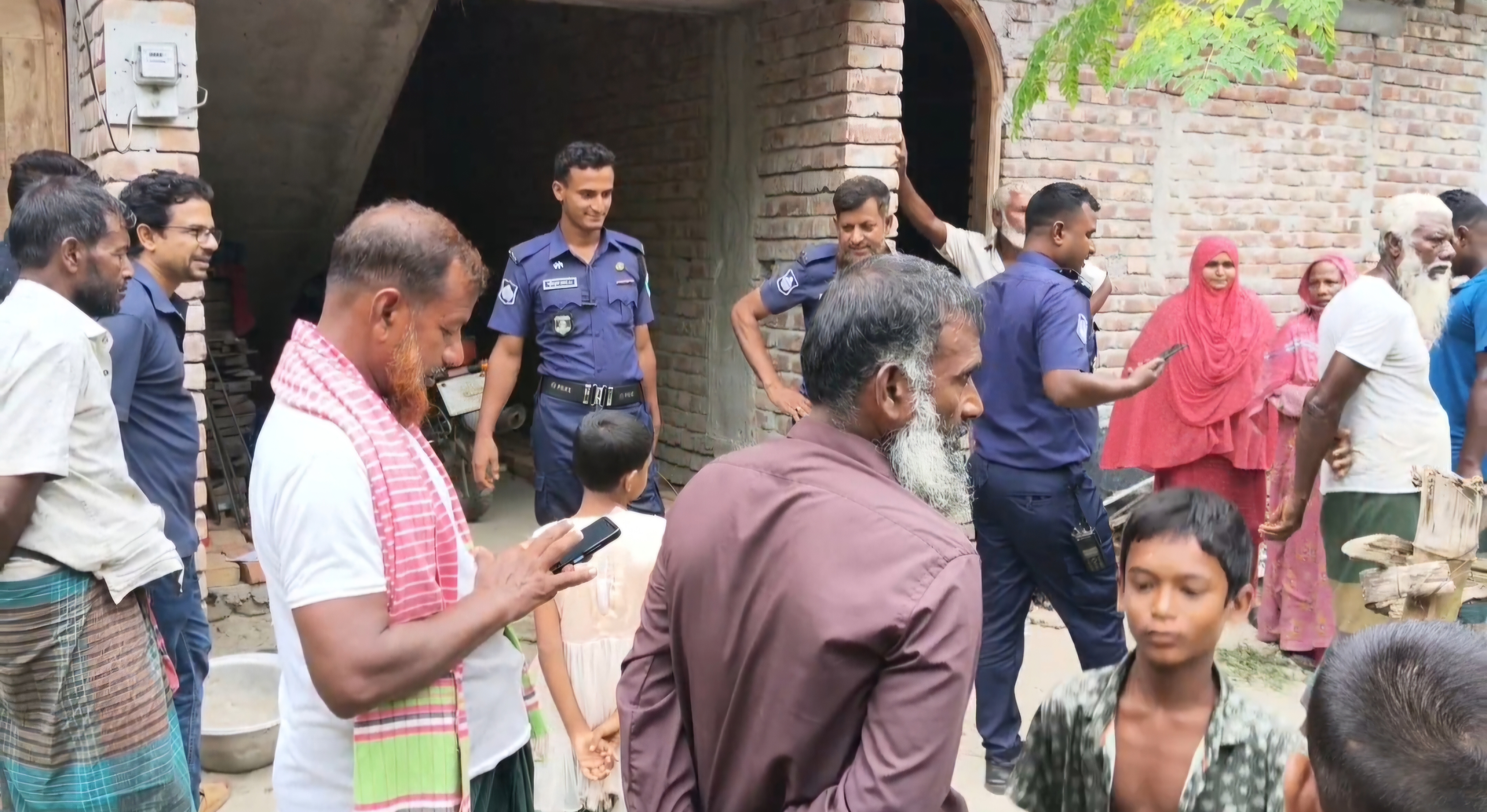 মেহেরপুরে শিক্ষকের বাড়ি থেকে বোমা সদৃশ বস্তু ও চিরকুট উদ্ধার