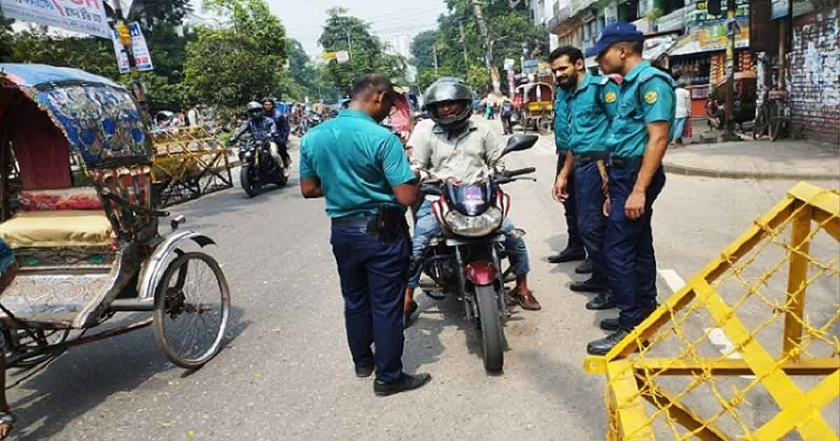 ঢাকায় ট্রাফিক অভিযান: একদিনে ডিএমপির ১৩৫৭ মামলা, শতাধিক যানবাহন ডাম্পিং ও রেকার