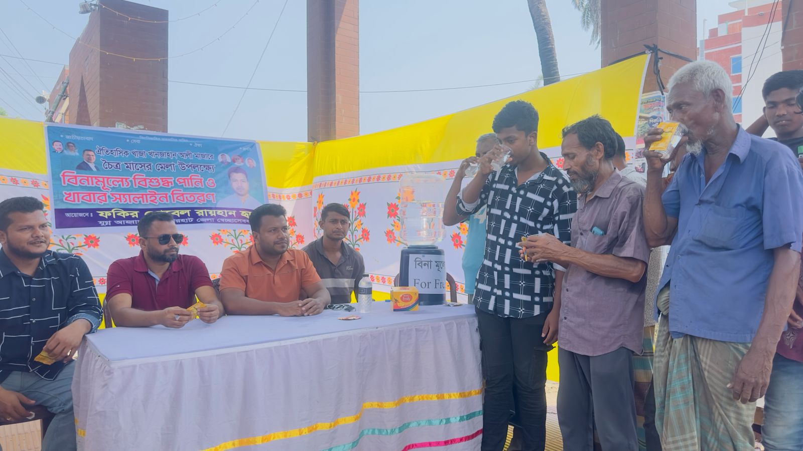 বাগেরহাটে স্বেচ্ছাসেবক দল নেতার উদ্যোগে চৈত্রের মেলায় আসা ভক্তদের পানি ও স্যালাইন বিতরন