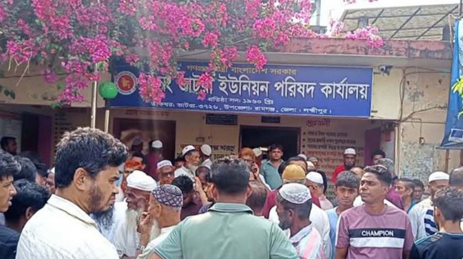 চেয়ারম্যানকে বের করে কার্যালয়ে তালা দিলো ছাত্রদল, প্রতিবাদে বিক্ষোভ