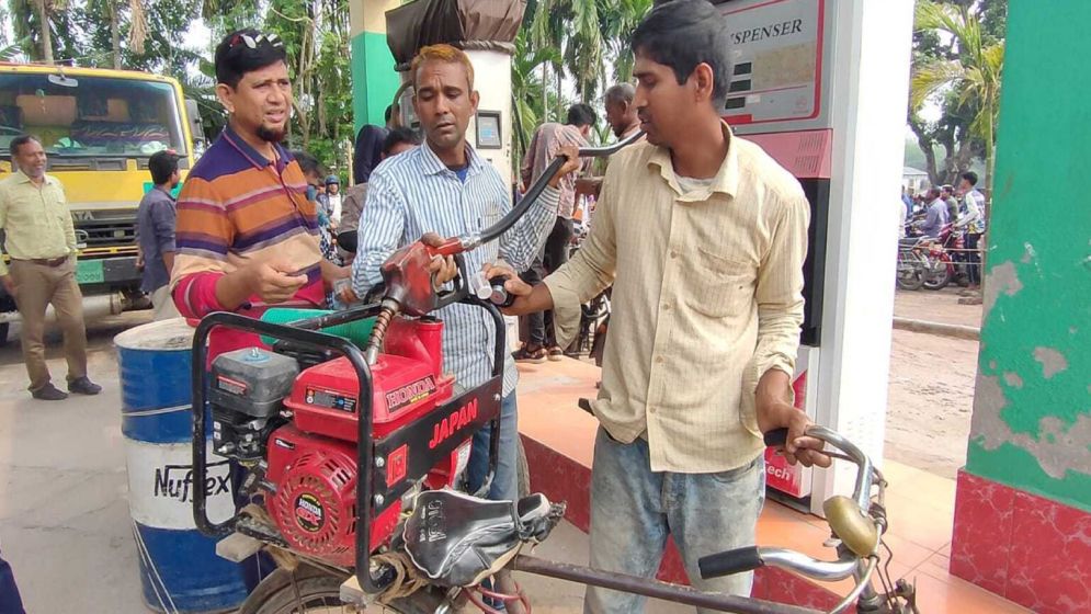 তেল সংকটে বিপর্যস্ত সেচ ব্যবস্থা, পাম্পে পাম্পে ঘুরেও মিলছে না সেচের জন্য পর্যাপ্ত তেল