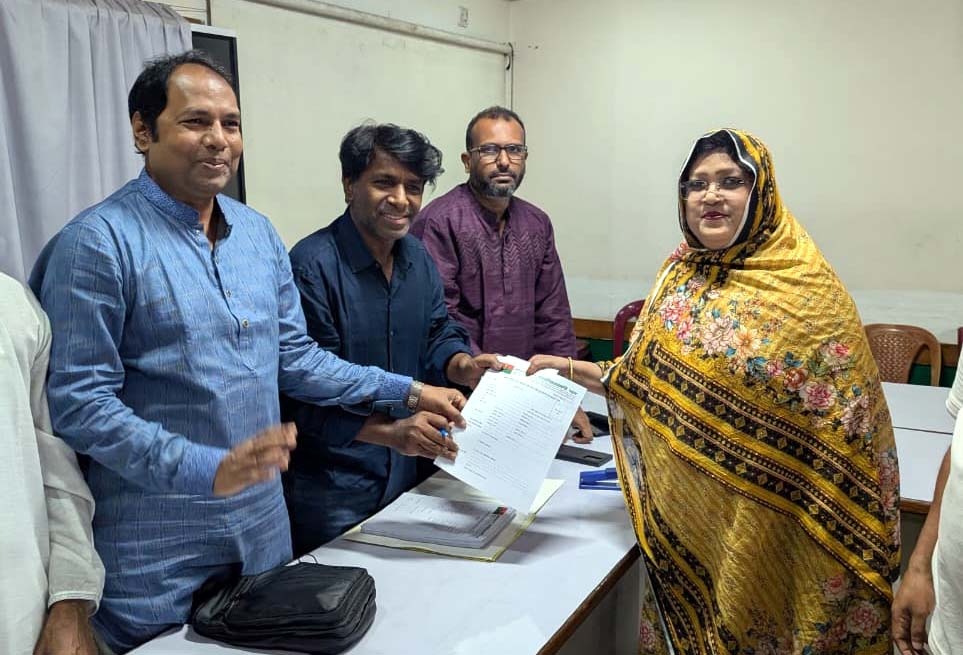 সংরক্ষিত নারী আসনে মনোনয়নপত্র সংগ্রহ করলেন খুলনার এলিজা