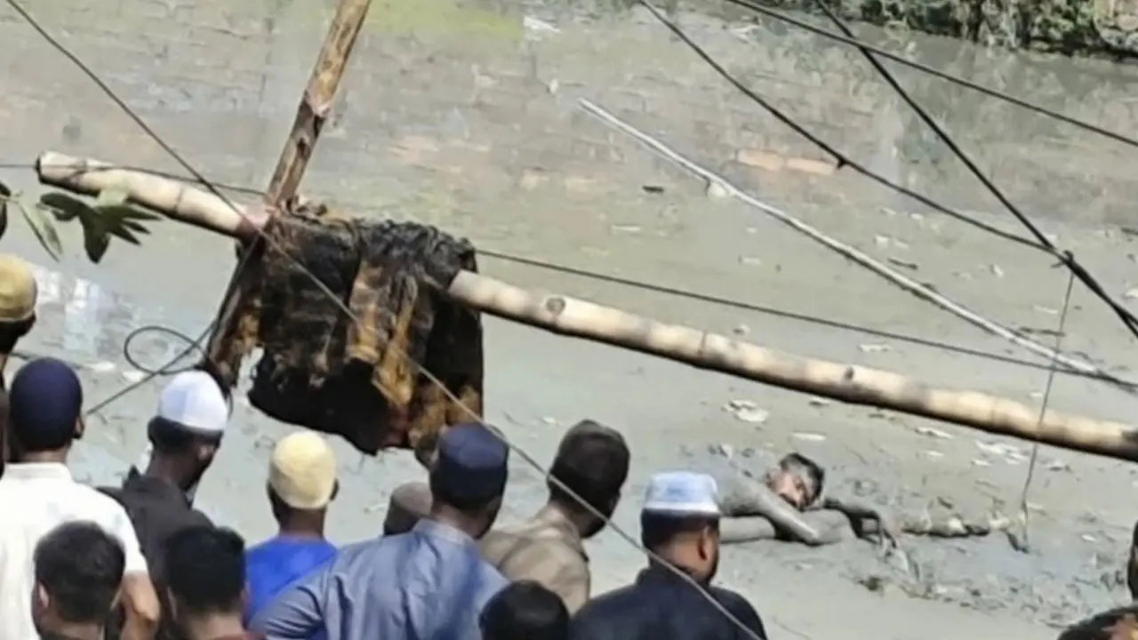 গ্রেপ্তার এড়াতে ডোবায় লাফ দিয়ে ৫ ঘণ্টা কাদায় আটকা ছিনতাইকারী