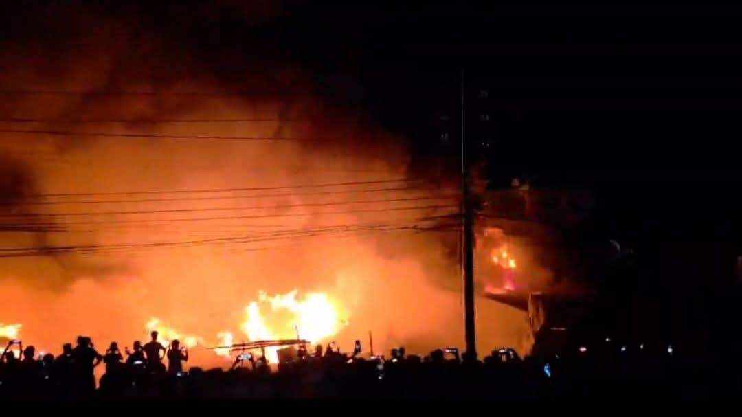 নারায়ণগঞ্জের ফতুল্লায় ভয়াবহ অগ্নিকান্ড: ঝুটের গোডাউন সহ বেশ কয়েকটি দোকান পুঁড়ে ছাই, আগুন নিয়ন্ত্রনে