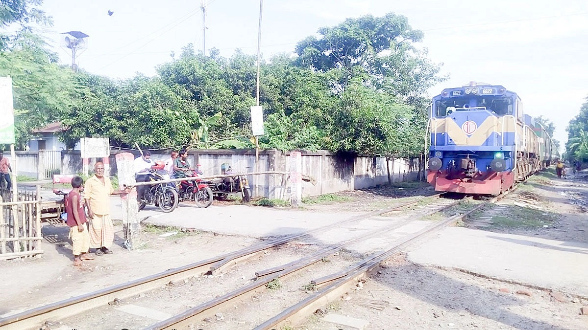 অরক্ষিত রেলক্রসিং পাহারায় ইসলাম