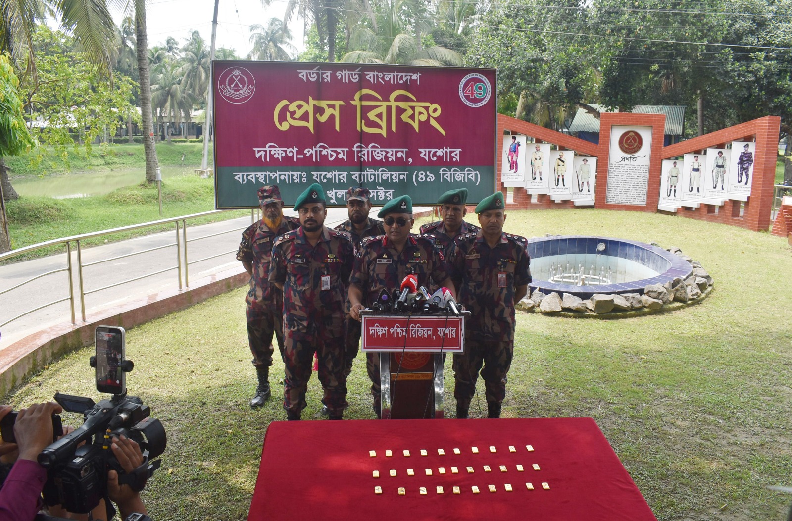 যশোরে ৭ কোটি ৬৮ লাখ টাকার স্বর্ণসহ দুই চোরাকারবারি আটক