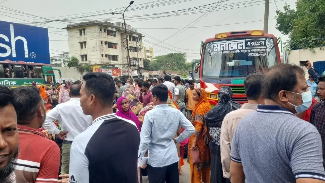 বেতন-ভাতার দাবিতে তেজগাঁওয়ে শ্রমিকদের সড়ক অবরোধ