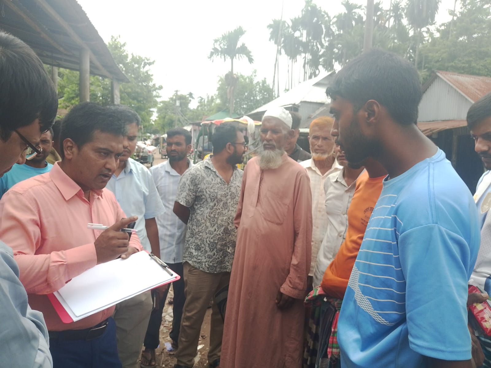 কুড়িগ্রামে কৃষকদের সার লুটের ঘটনা নথিপত্রে ঘাপলা, ডিলারকে শোকজ