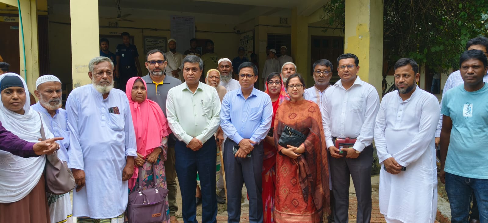 সোনারগায়ে উন্নয়ন কাজের উদ্বোধন বিভাগীয় কমিশনার মনিরুজ্জামান