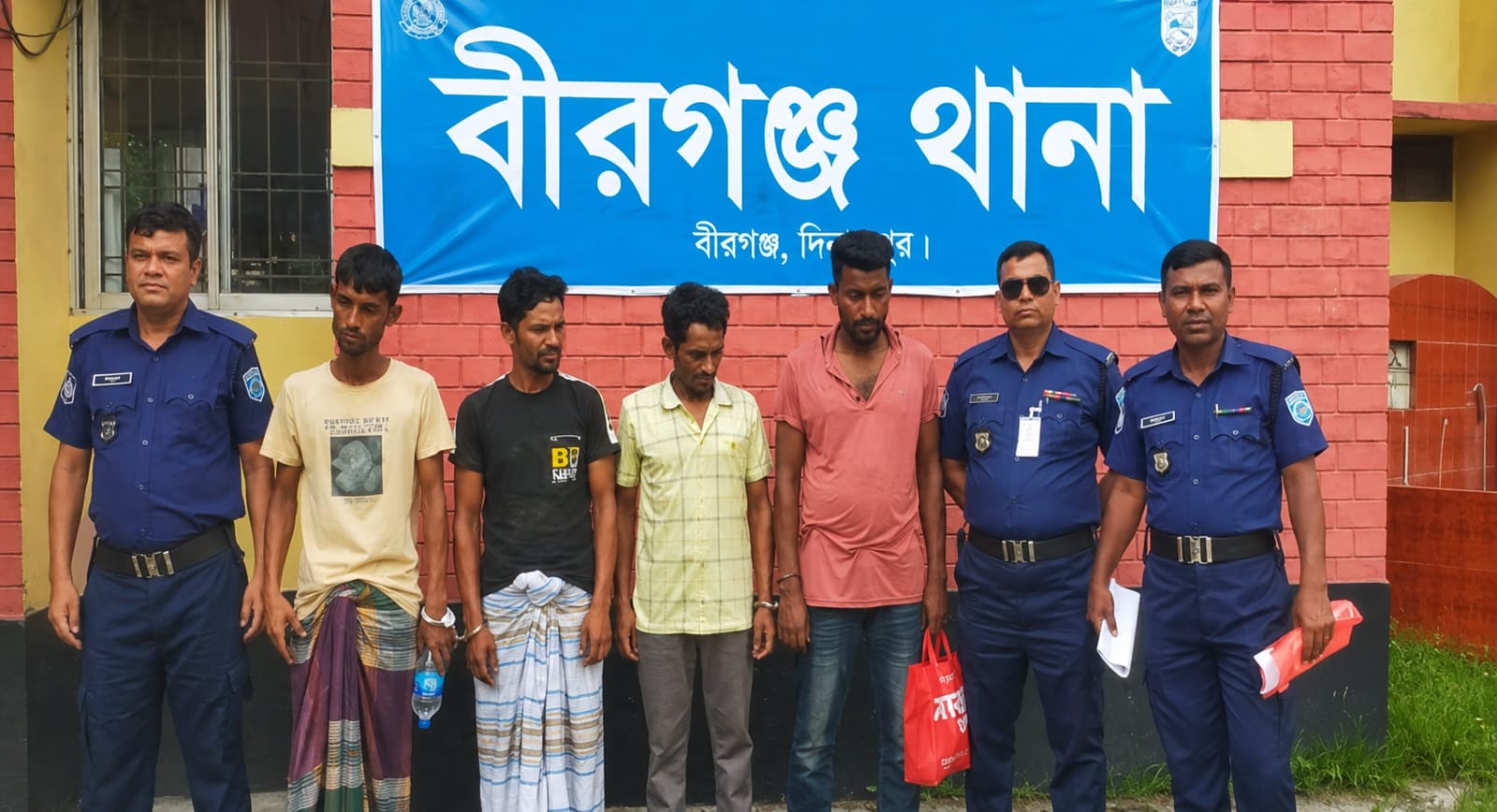 বীরগঞ্জে পুলিশের অভিযানে ৫ মাদক কারবারি গ্রেফতার, ট্যাপেন্টাডলসহ আটক ১