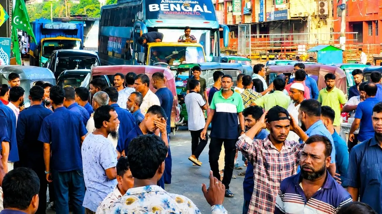 চট্টগ্রামে গ্যাস না পেয়ে সড়ক অবরোধ বিক্ষুব্ধ চালকদের
