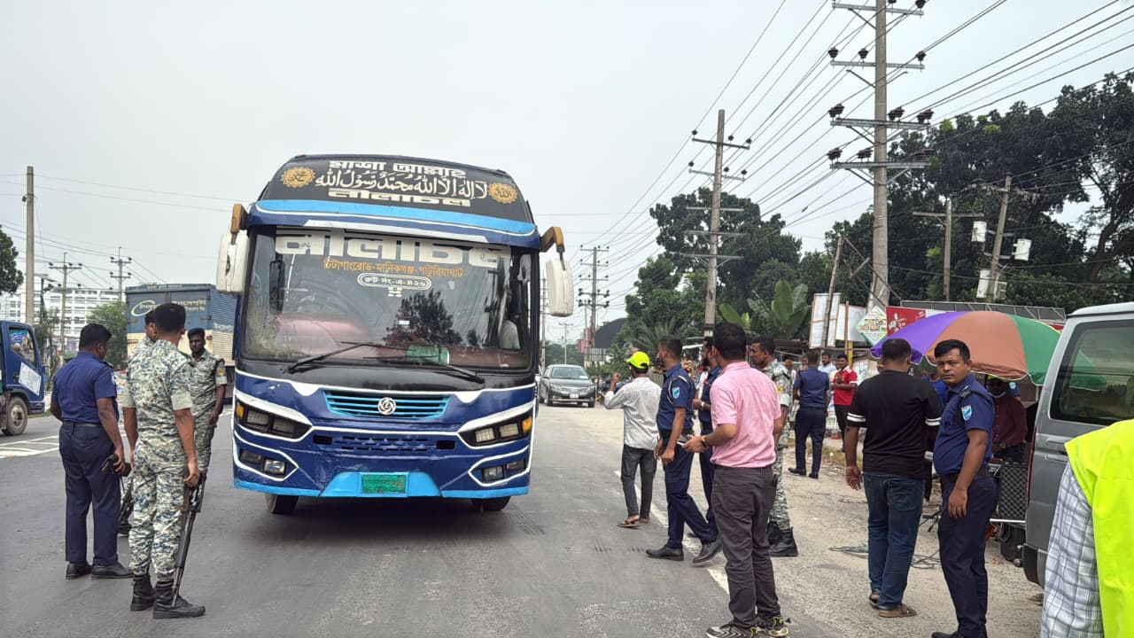 ঢাকা-আরিচা মহাসড়কে পরিবেশ অধিদপ্তরের অভিযান: কালো ধোঁয়া নির্গমনে যাত্রীবাহী বাসকে জরিমানা