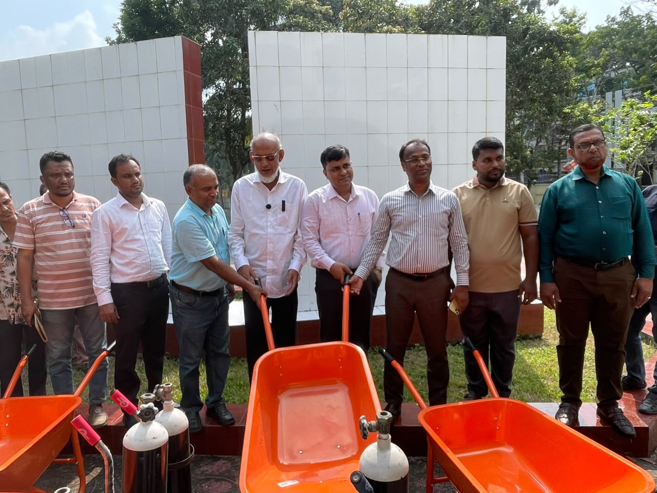 জেলা হাসপাতালে ১০ অক্সিজেন সিলিন্ডার ও বর্জ্য ব্যবস্থাপনা সামগ্রী দিল পিরোজপুর জেলা পরিষদ
