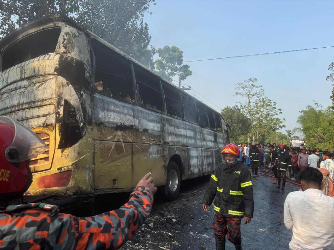যশোরে চলন্ত বাসে আগুন, অল্পের  জন্য রক্ষা পেলেন যাত্রীরা