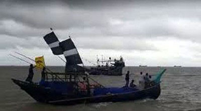 বঙ্গোপসাগরের মোহনায় ট্রলার থেকে পড়ে এক জেলে নিখোঁজ