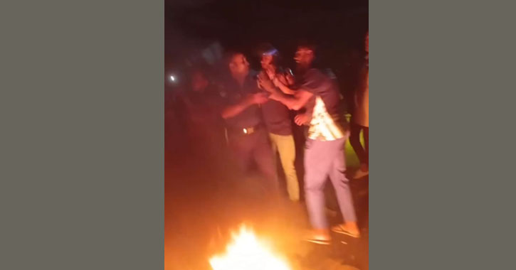 সাতক্ষীরায় তেলের দাবিতে সড়কে আগুন জ্বালিয়ে অবরোধ