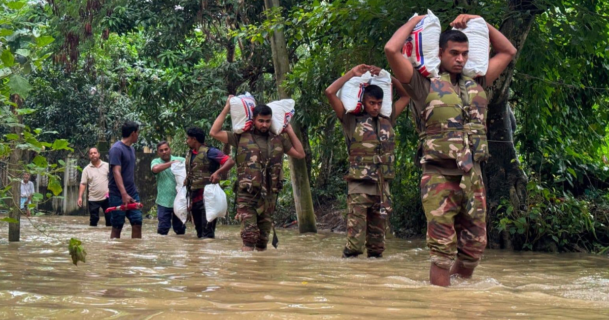 চট্টগ্রামের বন্যাকবলিত এলাকায় উদ্ধার তৎপরতা শুরু করেছে সেনাবাহিনী