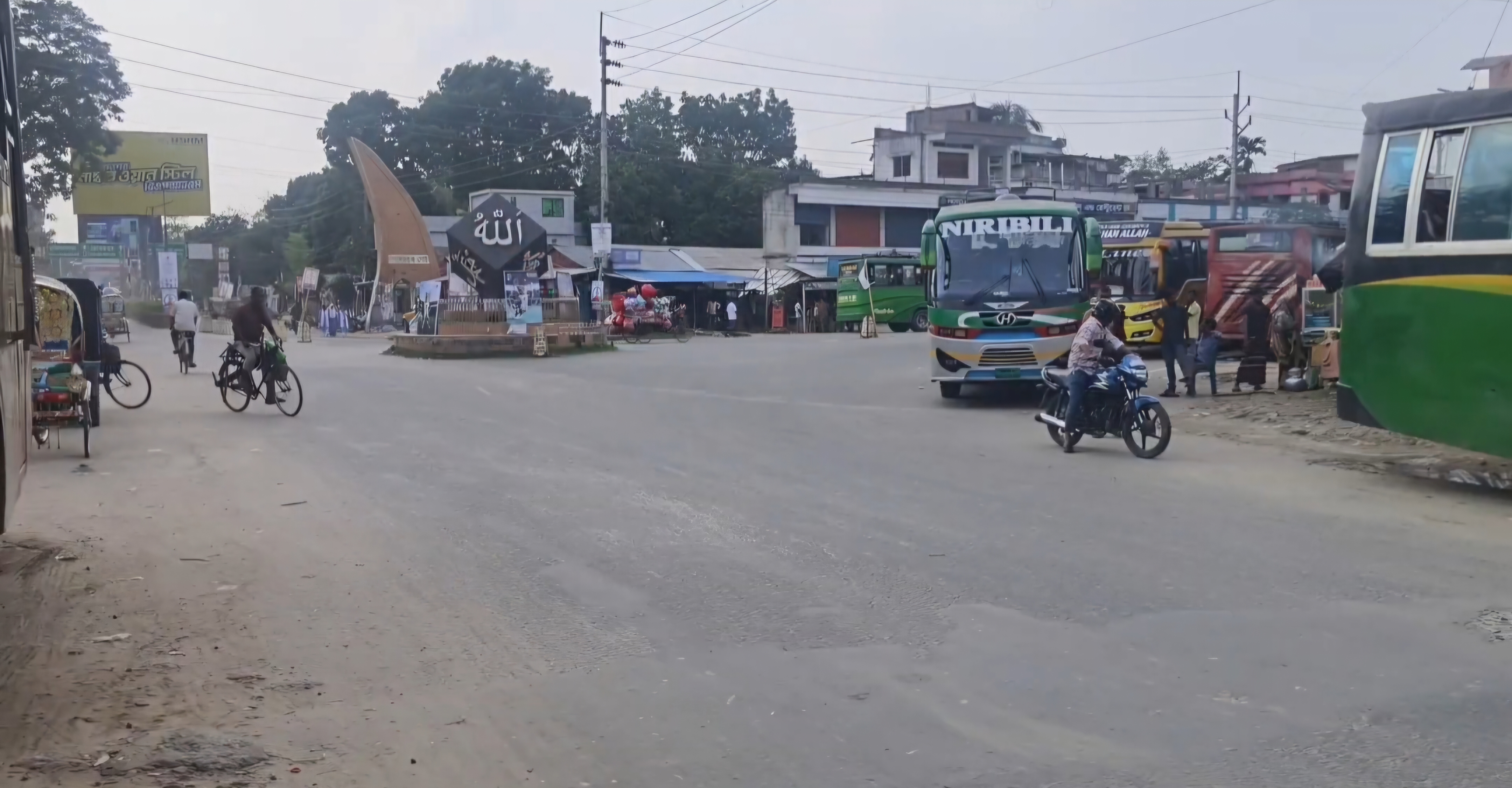 মেহেরপুর-চুয়াডাঙ্গা মহাসড়কে অনির্দিষ্টকালের বাস ধর্মঘট
