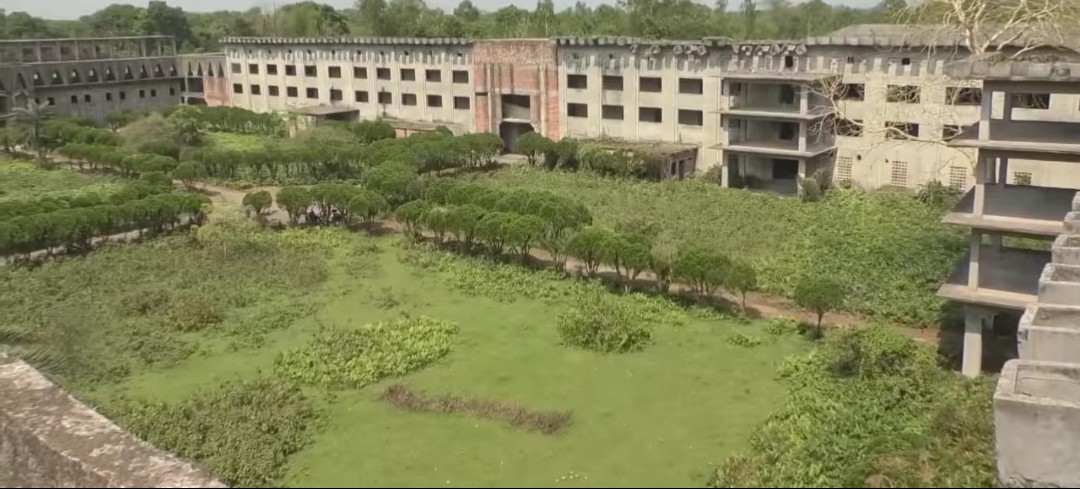 ধামরাইয়ে ১৬ একর জমিতে মেডিকেল ভবনটি এখন মাদকসেবী ও বিষাক্ত সাপের