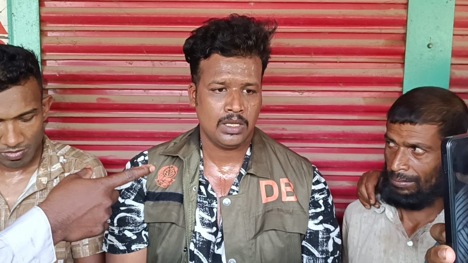 জীবননগরে সড়কে চাঁদাবাজির সময় দু' ভুয়া ডিবি পুলিশ আটক