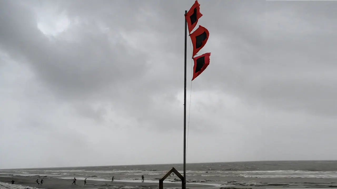 ৬ অঞ্চলে ঝোড়ো হাওয়া-বৃষ্টির আভাস, নদী বন্দরে সতর্কতা