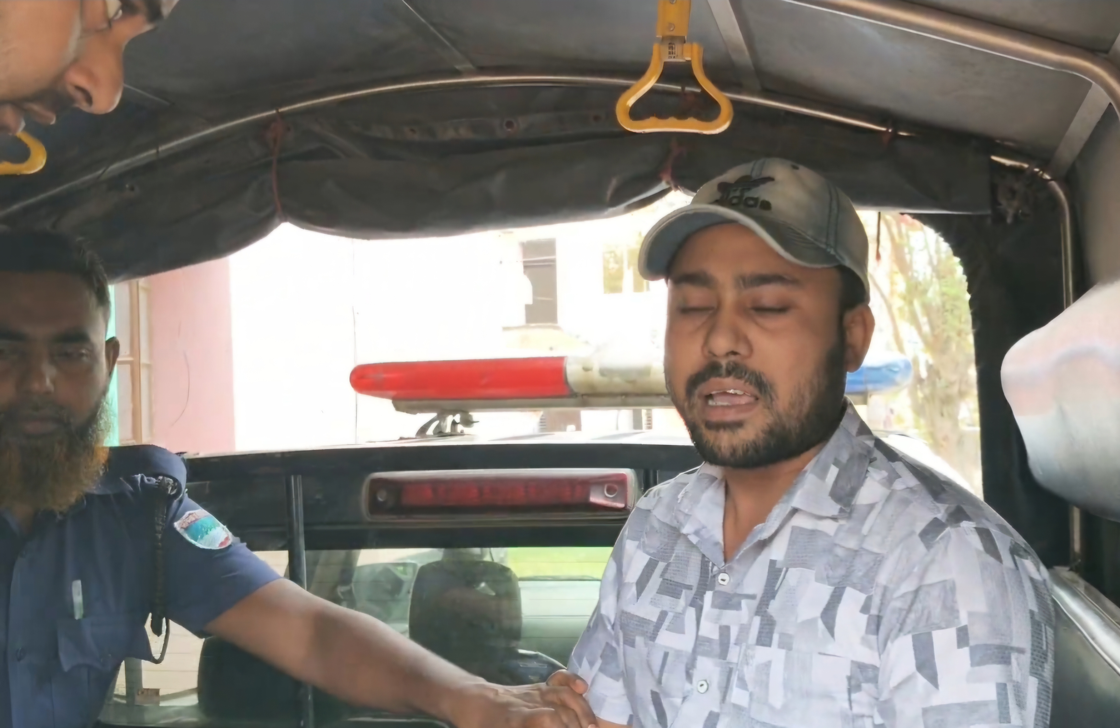 আদালতে নেওয়ার পথে ছাত্রলীগ নেতার ‘জয় বাংলা’ স্লোগান ভাইরাল
