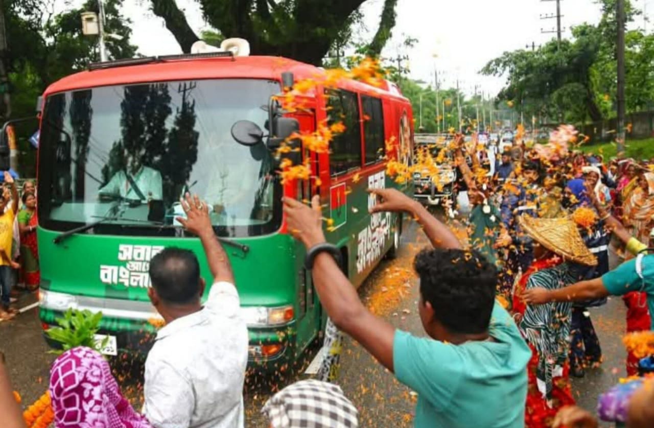মৌলভীবাজার বৃষ্টিতে ভিজে প্রধানমন্ত্রীকে স্বাগতম জানালেন শ্রীমঙ্গলের চা শ্রমিকরা