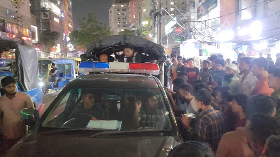 নারায়ণগঞ্জে উচ্ছেদ টিমের ওপর হকারদের হামলা