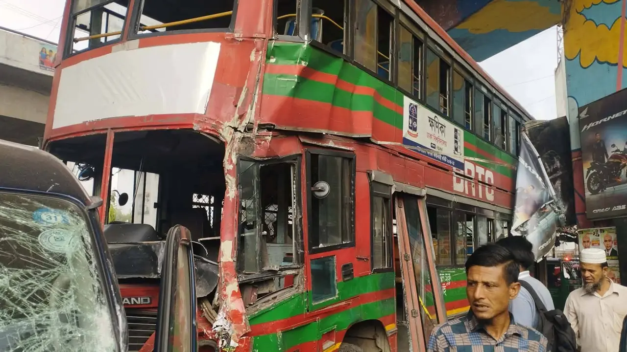 মগবাজারে ঢাকা বিশ্ববিদ্যালয়ের বাস দুর্ঘটনায় ৮ শিক্ষার্থী আহত