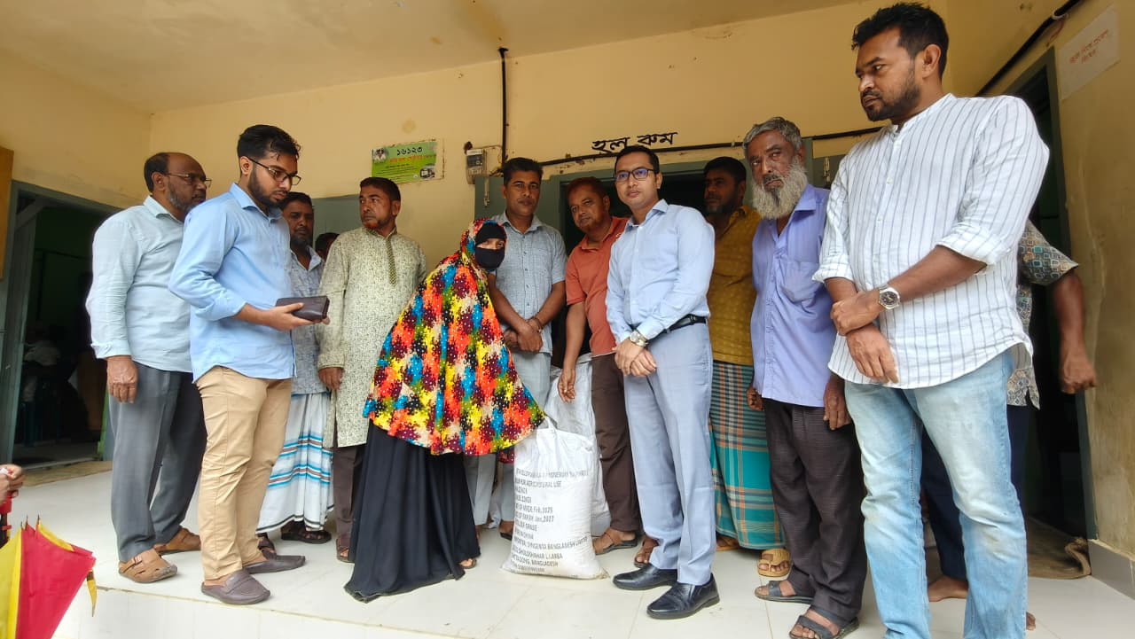 রামগড়ে উপজেলা প্রশাসনের ত্রাণ বিতরণ