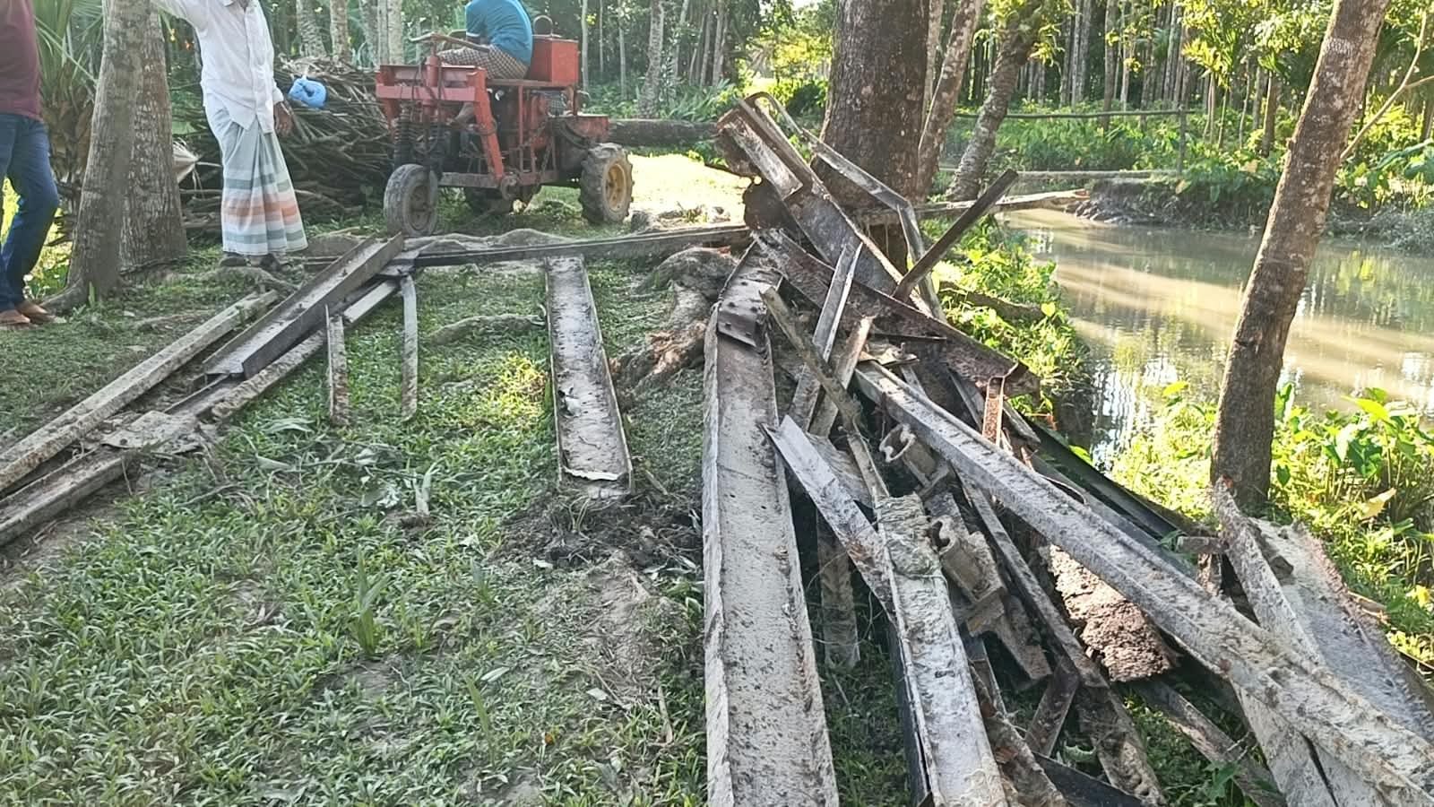খাল থেকে ব্রীজ তুলে নিলেন সেচ্ছাসেবকদল নেতা