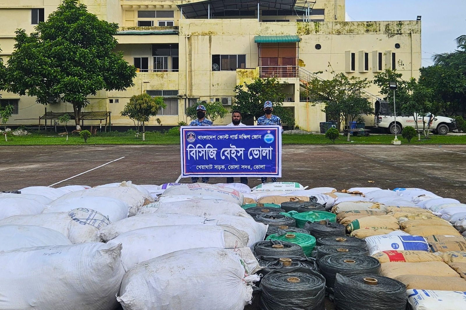 ভোলার দৌলতখানে কোস্টগার্ডের অভিযানে  বিপুল পরিমাণ নিষিদ্ধ পলিথিনসহ আটক-১